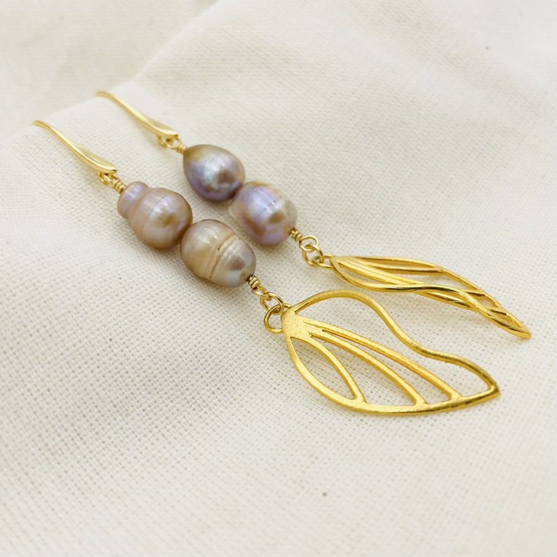 Aretes largos con perlas y hojas doradas 2