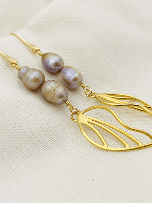 Aretes largos con perlas y hojas doradas