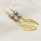 Aretes largos con perlas y hojas doradas - thumbnail 2