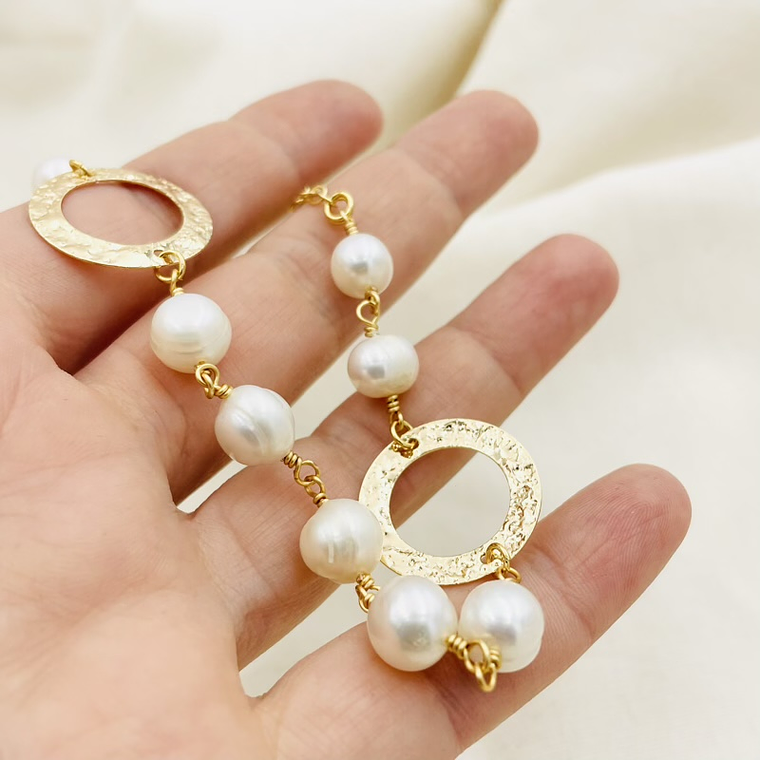 Collar corto de perlas y argollas doradas 1