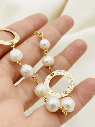 Collar corto de perlas y argollas doradas