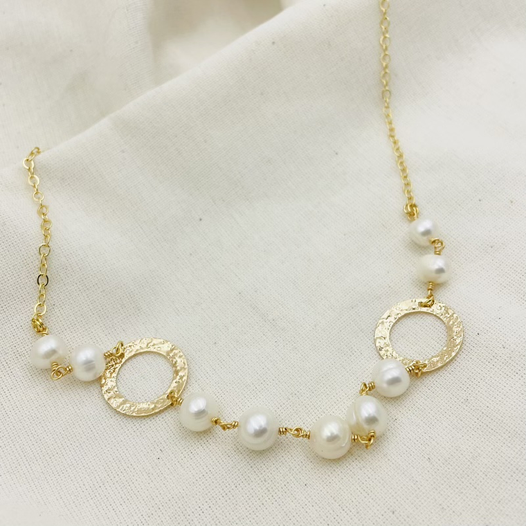 Collar corto de perlas y argollas doradas 2