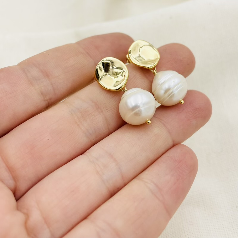 Aretes dorados con perlas naturales 2