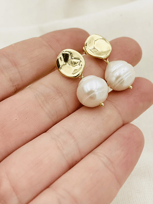 Aretes dorados con perlas naturales