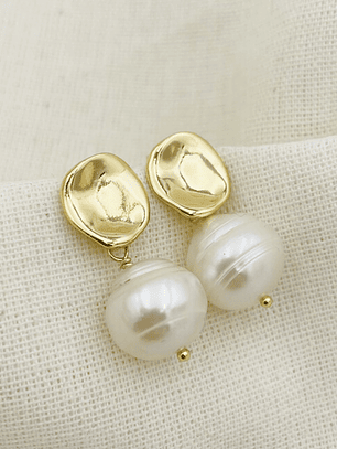 Aretes dorados con perlas naturales