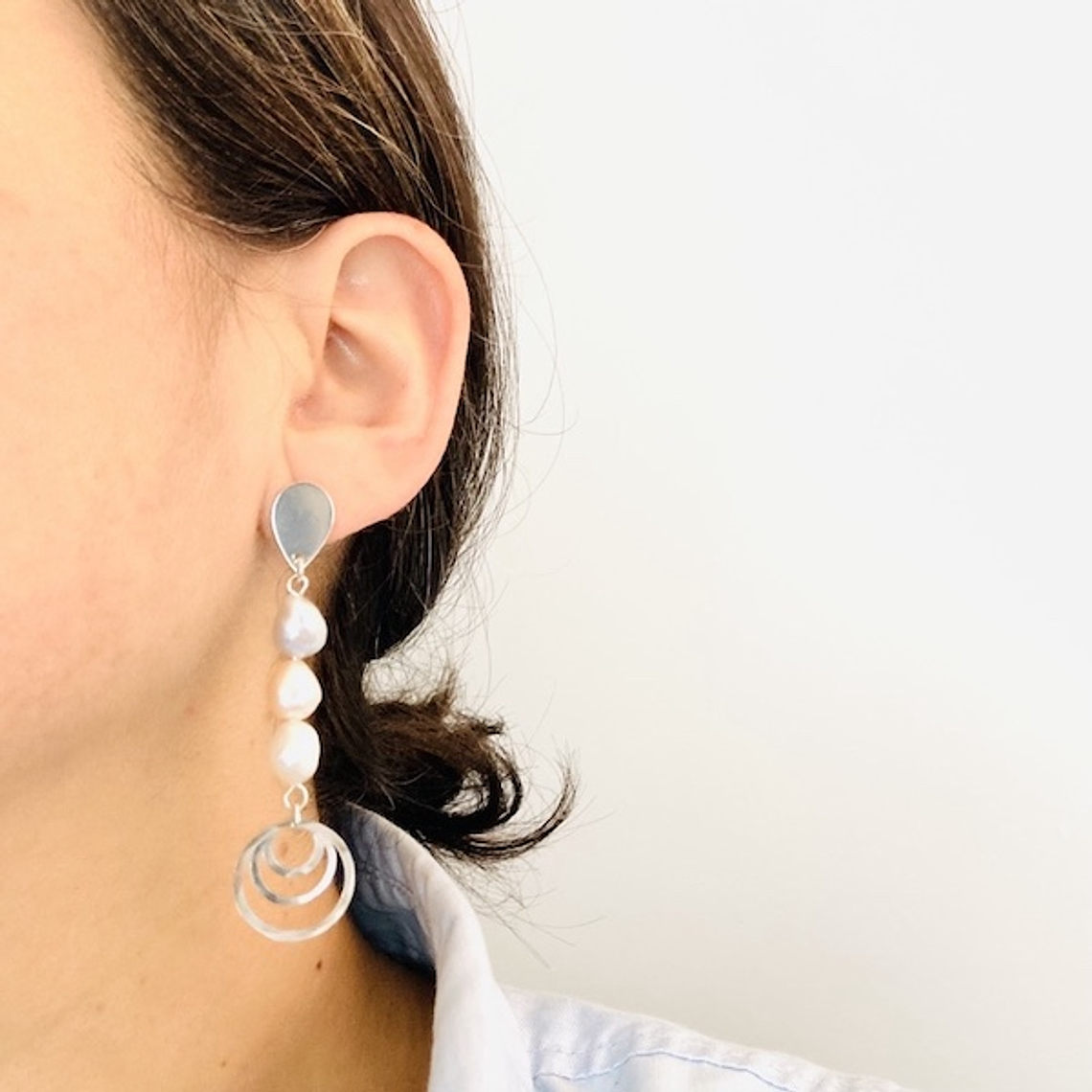 Aretes de plata largos con perlas tricolor 2