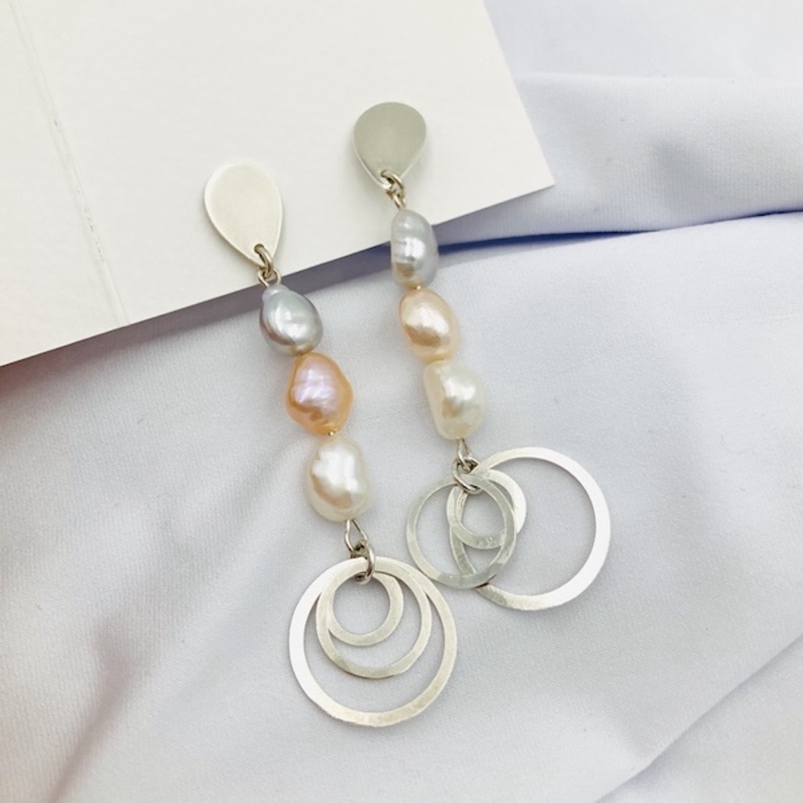 Aretes de plata largos con perlas tricolor 3