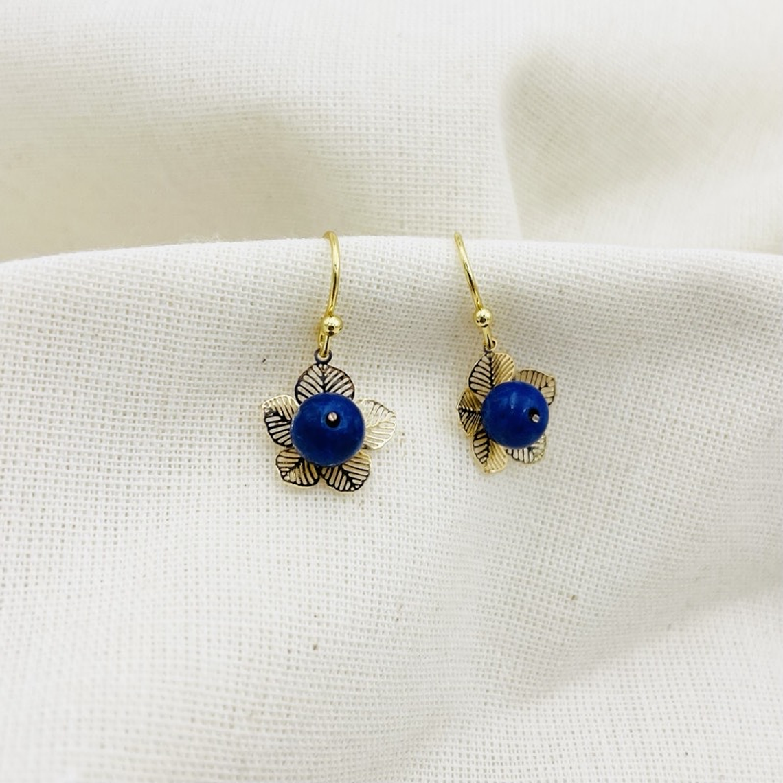 Aretes flor dorados con Lapislazuli 2