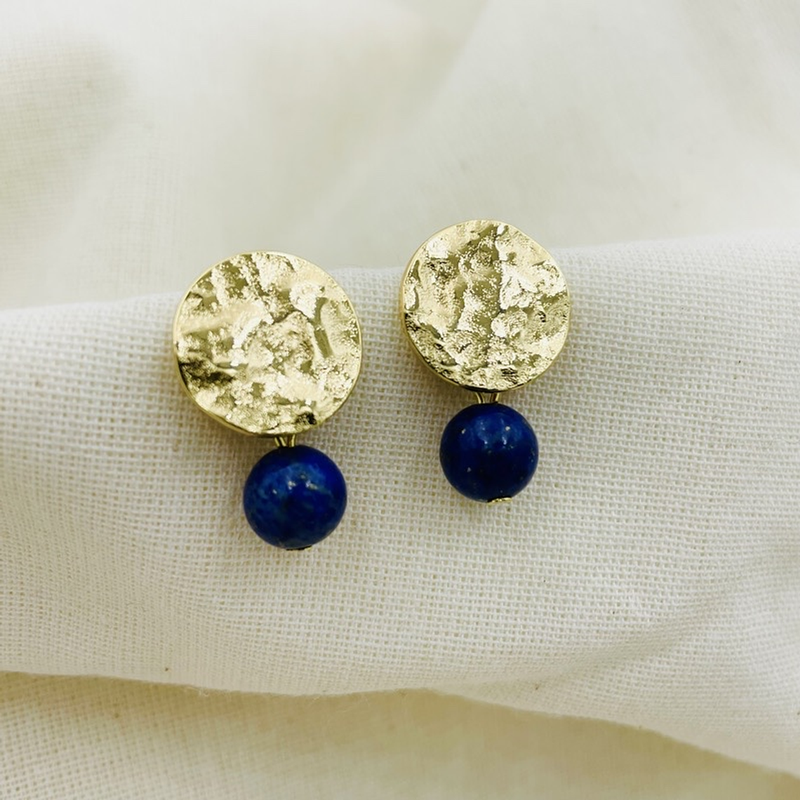 Aretes redondos dorados con Lapislazuli 2