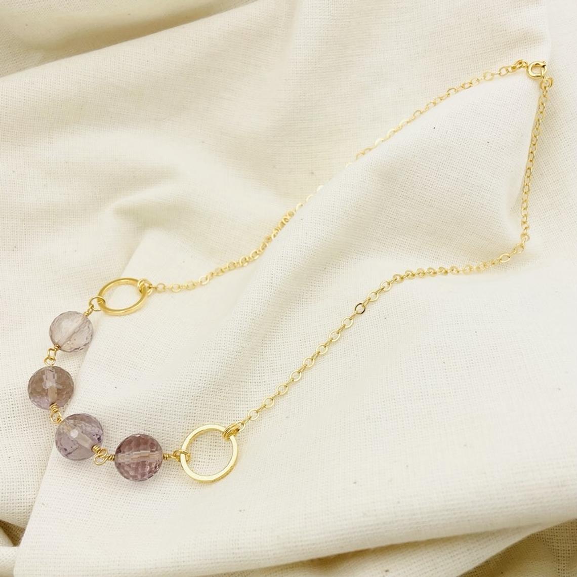 Collar dorado con cuarzos Amatista 1