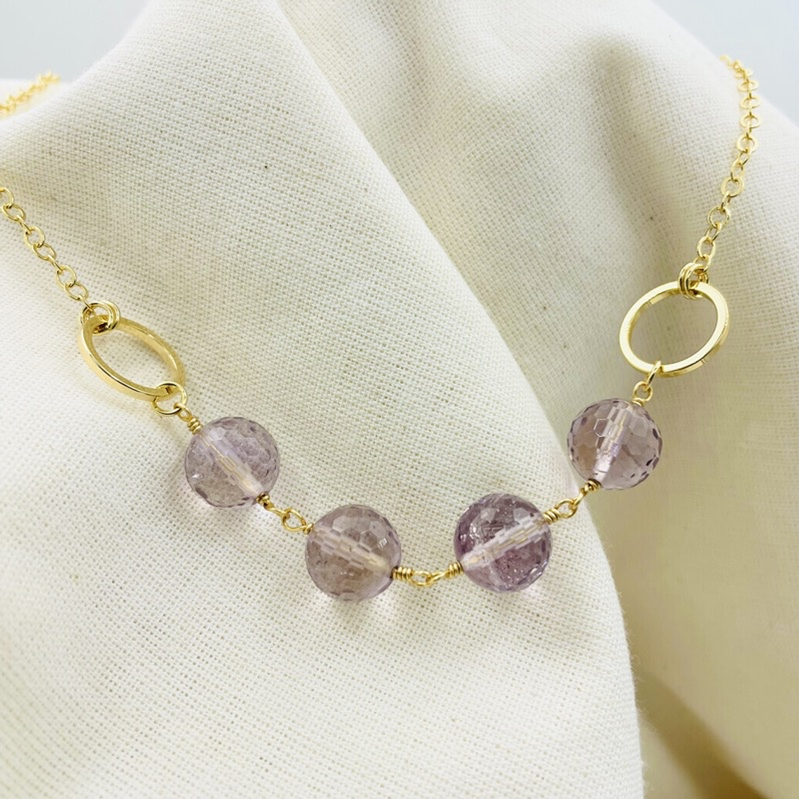 Collar dorado con cuarzos Amatista 4
