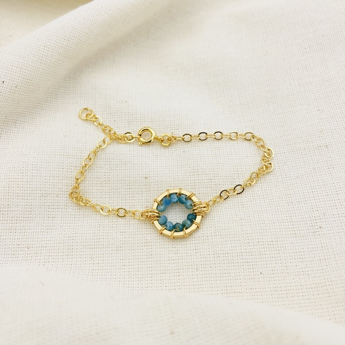 Pulsera dorada ¨Botón¨ de piedras Apatita 1