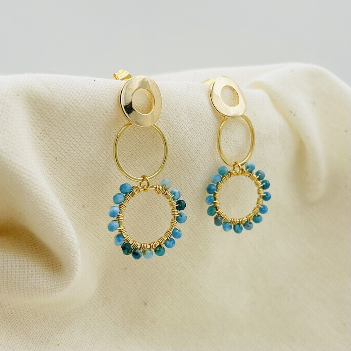 Aretes dorados ¨Camelia¨ con piedras Apatita 3