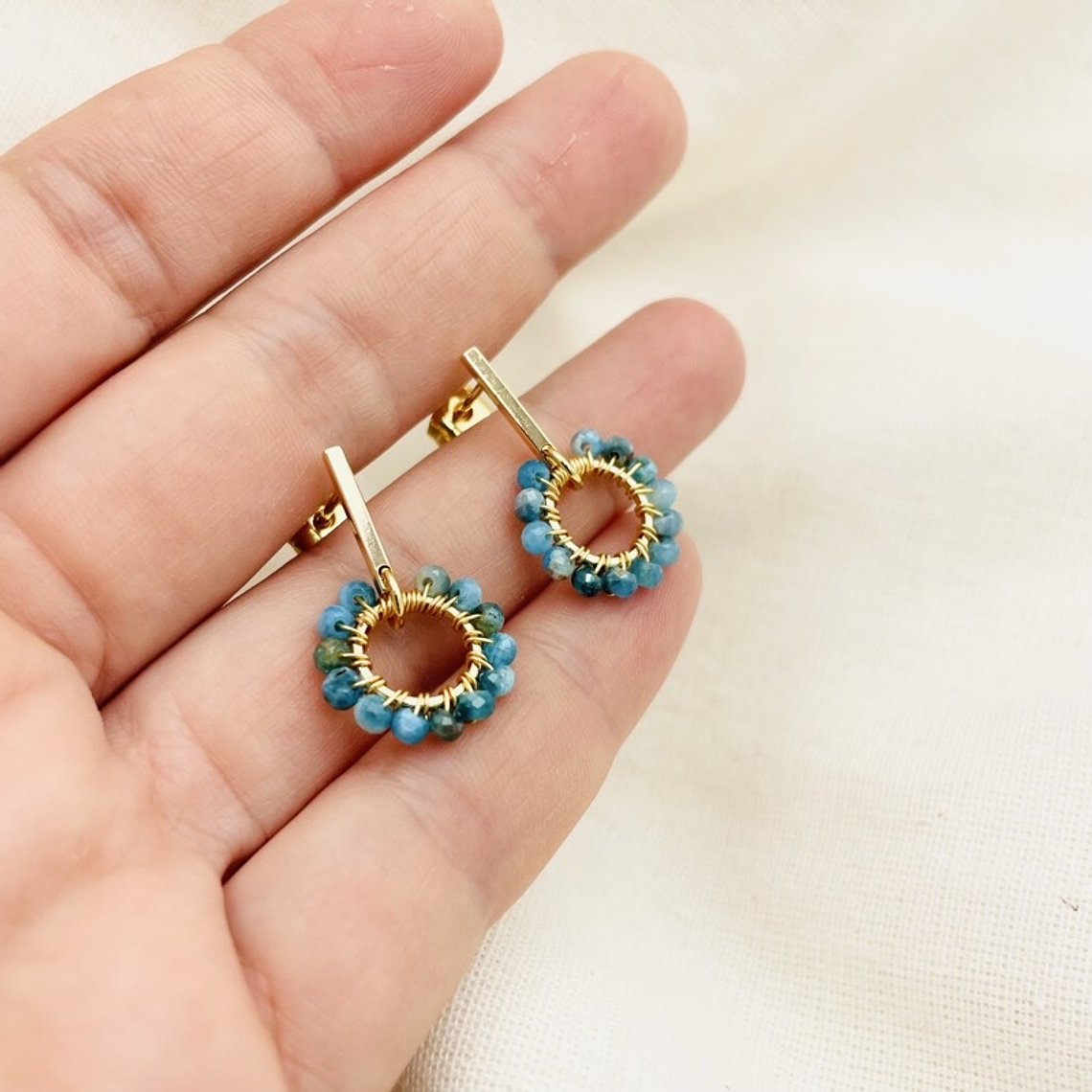 Aretes dorados ¨Margarita¨de piedras Apatita 2