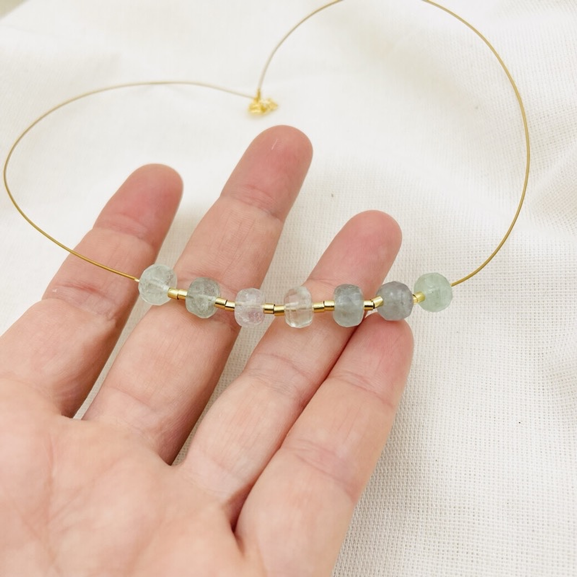 Collar dorado con piedras Fluorita verdes 1