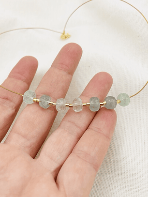 Collar dorado con piedras Fluorita verdes