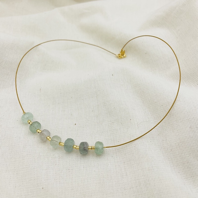 Collar dorado con piedras Fluorita verdes 2