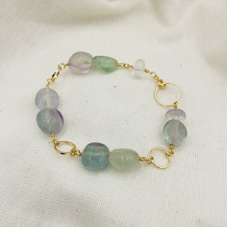 Pulsera piedras Fluorita y argollas doradas 1