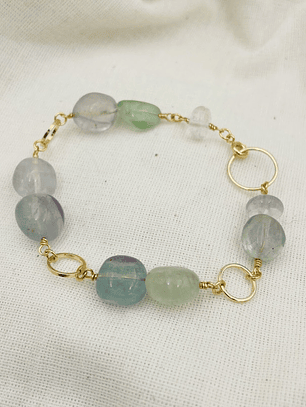 Pulsera piedras Fluorita y argollas doradas