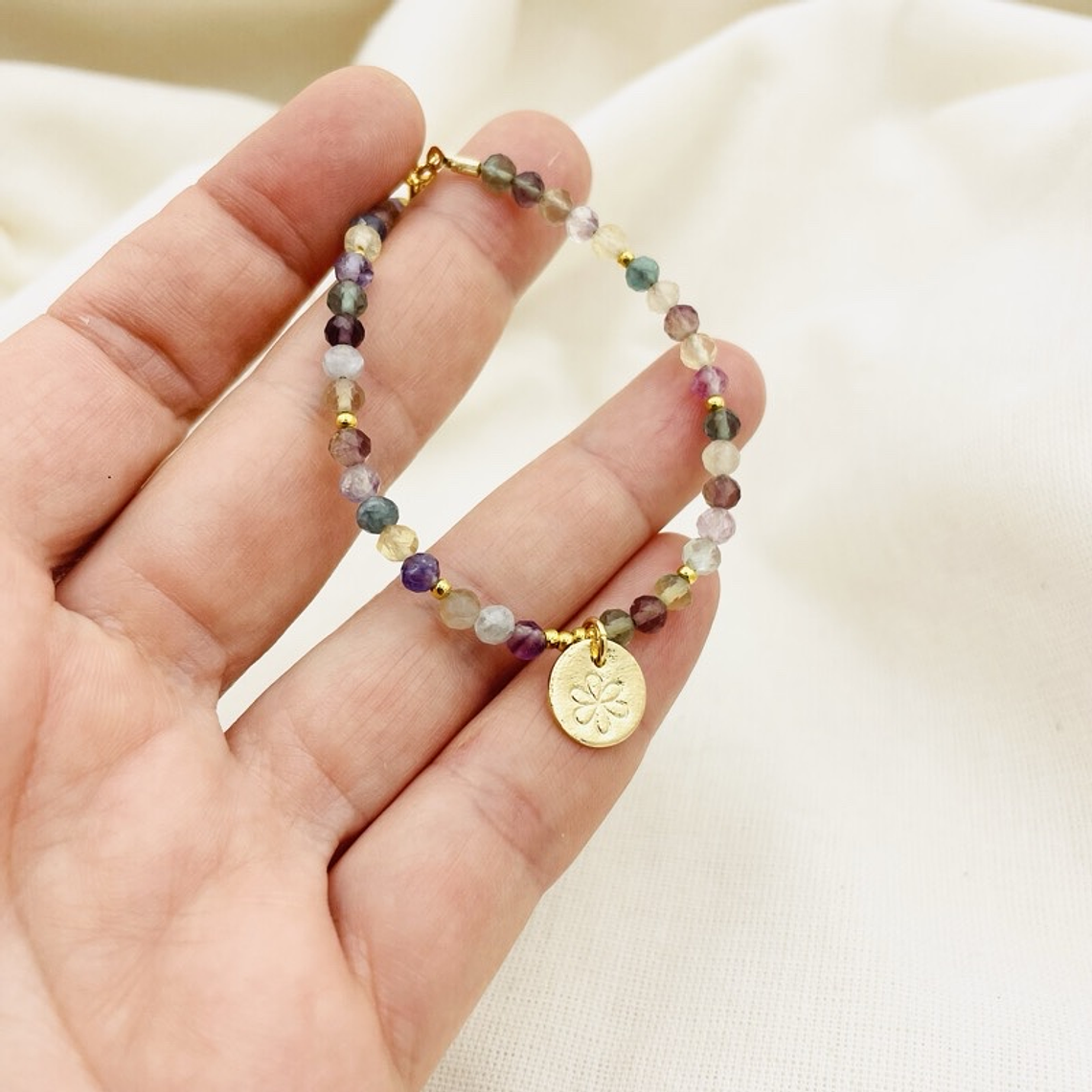 Pulsera Flor dorada con piedras Fluorita 2