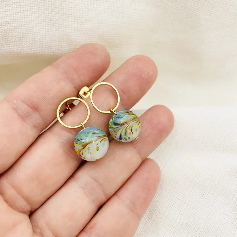 Aretes dorados con vidrio pintado 1