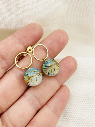 Aretes dorados con vidrio pintado