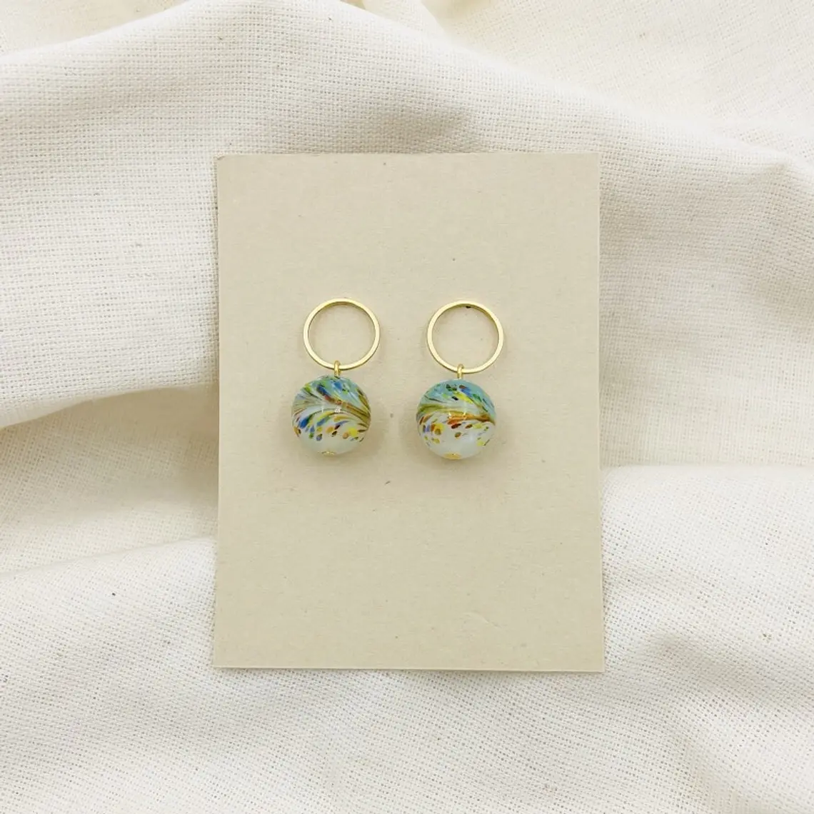 Aretes dorados con vidrio pintado 2