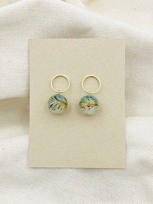 Aretes dorados con vidrio pintado