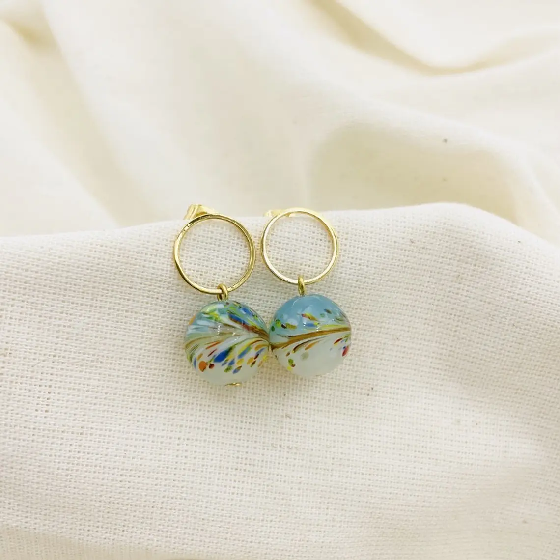 Aretes dorados con vidrio pintado 3