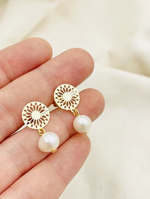 Aretes mandala dorados con perlas