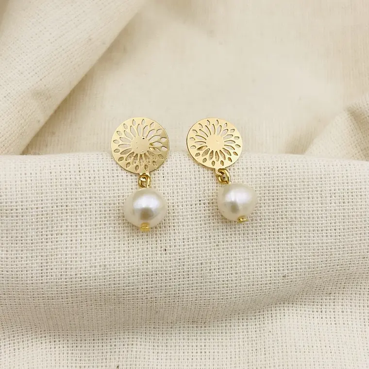 Aretes mandala dorados con perlas 2