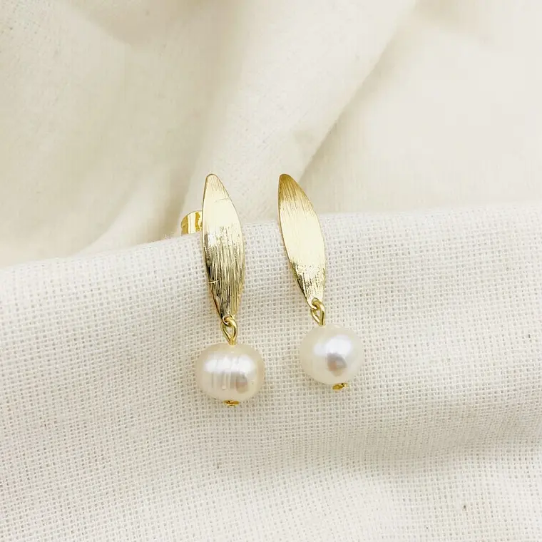 Aretes ojitos dorados con perla 1
