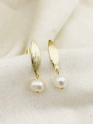 Aretes ojitos dorados con perla