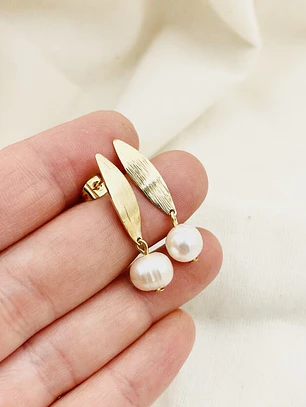 Aretes ojitos dorados con perla