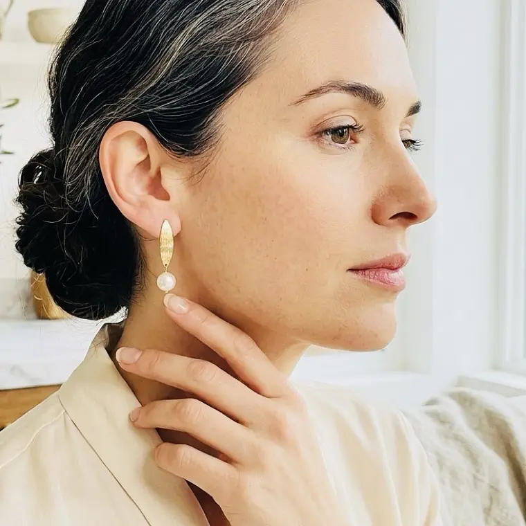 Aretes ojitos dorados con perla 4