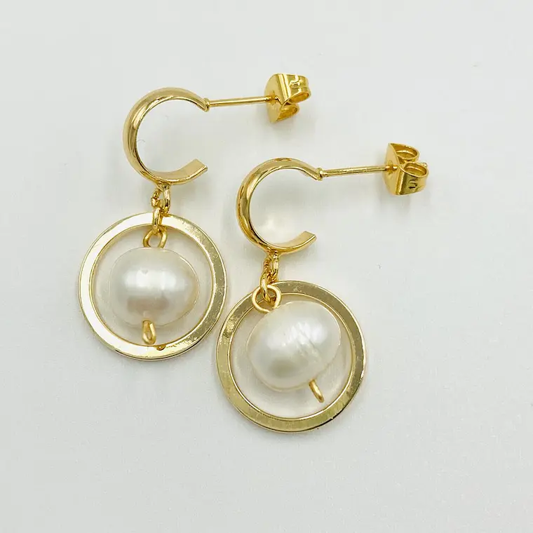 Aretes dorados colgantes con perla 1