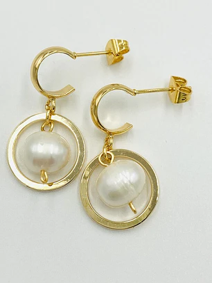 Aretes dorados colgantes con perla
