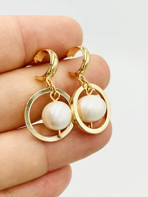 Aretes dorados colgantes con perla
