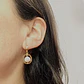 Aretes dorados colgantes con perla - thumbnail 3