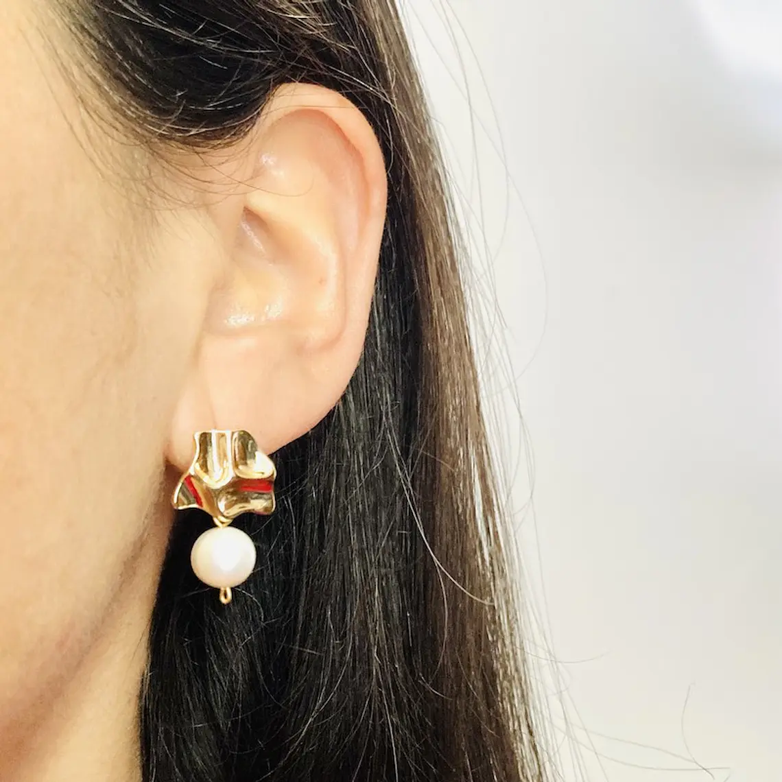 Aretes dorados con perla natural 2