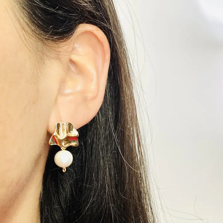 Aretes dorados con perla natural 2