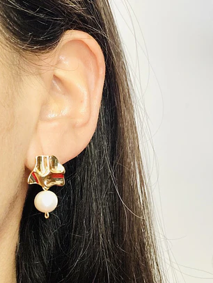 Aretes dorados con perla natural