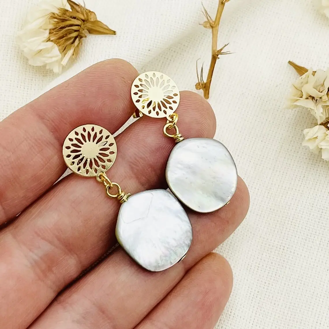 Aretes mandala dorada con Nácar 1