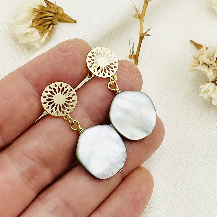 Aretes mandala dorada con Nácar 1