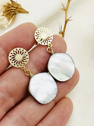 Aretes mandala dorada con Nácar