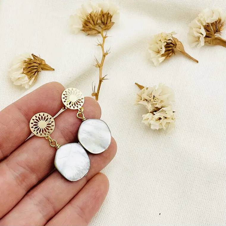 Aretes mandala dorada con Nácar 2