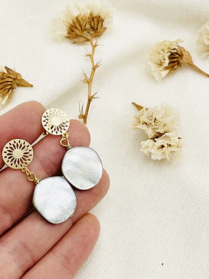 Aretes mandala dorada con Nácar