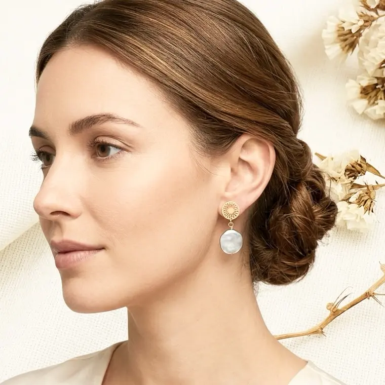 Aretes mandala dorada con Nácar 3