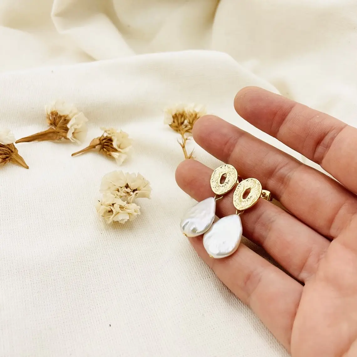 Aretes dorados con gotas de perla 2