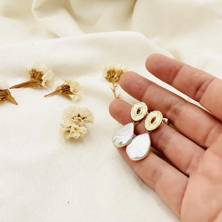 Aretes dorados con gotas de perla 2